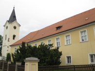 Věž kostela a trakt zámku v Počernicích, autor: Tomáš*