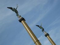 Bronzové sochy géniů s pozlacenou ratolestí na Štefánikově mostě, autor: Tomáš*