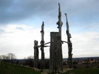 Dřevěné sousoší od sochaře Jaroslava Dvořáka v parku Skála, autor: Tomáš*