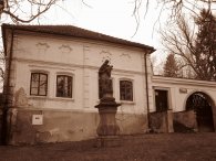 Socha svatého Jana Nepomuckého před jízdárnou v Kolodějích, autor: Tomáš*