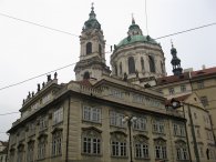 Rokokový Grömlingovský palác (Dům U Kamenného stolu) a barokní věže chrámu sv.Mikuláše, autor: Tomáš*