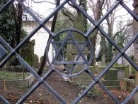 Mříž na brance do starého židovského hřbitova na Smíchově, autor: Tomáš*