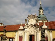 Hlavní portál kostela Panny Marie Vítězné na Bílé Hoře, autor: Tomáš*
