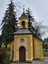 Jinočany, kostelíček u rybníku na náměstí, autor: Stephan Müller
