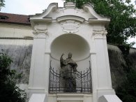 Kaplička se sochou sv.Jana Nepomuckého (bez atributů), autor: Tomáš*