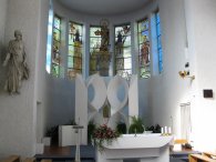 Oltář kostela se sochou Panny Marie Královny míru, autor: Tomáš*