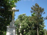 Křížek na vršku před kostelem v Modřanech, autor: Tomáš*