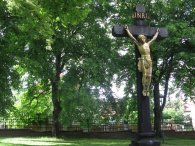 Kříž s ukřižovaným Kristem před kostelem sv.Norberta, autor: Tomáš*