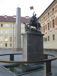Socha sv.Jiří bojující s drakem s kašnou a obeliskem (obé Jože Plečnik), autor: Tomáš*