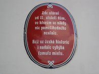 (Ne)pamětní deska na domě v Hrdlořezské ulici, autor: Tomáš*