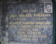 Pamětní deska před vilou, kde žila Milada Horáková, autor: Tomáš*