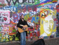 Kytarista u Lennonovy zdi, autor: Tomáš*