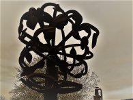 Skulptura stromu, jehož koruna je spletena z lodních kotev, autor: Tomáš*