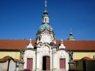 Hlavní portál kostela Panny Marie Vítězné na Bílé Hoře, autor: Tomáš*