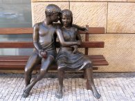 Tajemná lavička od kanadské sochařky českého původu Lea Vivot před hotelem Four Seasons, autor: Tomáš*
