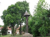 Hrdlořezy-zvonička a kříž (v pozadí), autor: Tomáš*