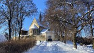 Romanticky zasněžený románský kostelík v Dolních Chabrech., autor: Petr