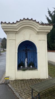 Výklenková kaple v ulici K Vejvoďáku., autor: Petr