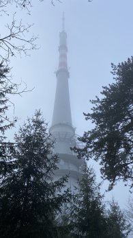 Z mlhy vystupuje obří vysílač Cukrák., autor: Petr