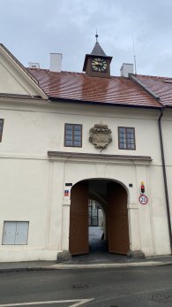 Erb nad vstupem do Jinonického zámku., autor: Petr